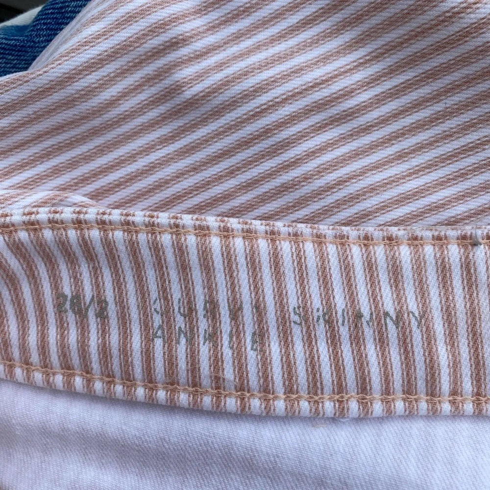 LOFT - Woman’s peach & white striped (Susie skinny ankle) cropped jeans,…